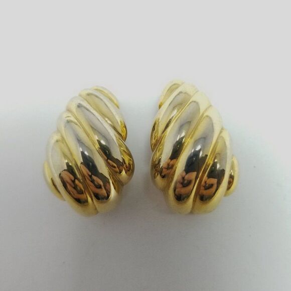 Vintage Shrimp Ribbed Shape Clip On Earrings, Gold Tone, Signed, Retro Estate - Picture 2 of 6
